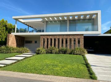 Casa · 565m² · 5 Dormitorios · 1 Cochera · Barrio Cerrado Santa Bárbara