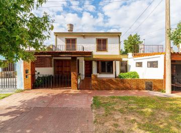 Casa · 168m² · 4 Ambientes · 3 Cocheras · Venta - Casa de 3 Dorm. con Cochera. Alberdi, Rosario.