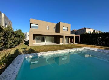 Casa · 207m² · 7 Ambientes · Excelente Casa en Lote Interno!