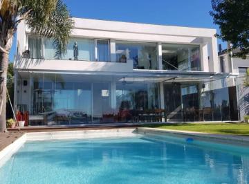 Casa · 467m² · 3 Dormitorios · 2 Cocheras · Excelente E Impecable Casa a La Laguna!