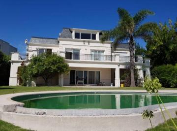 Casa · 550m² · 8 Dormitorios · 1 Cochera · Importante Casa Al Agua y en Isla Chica!