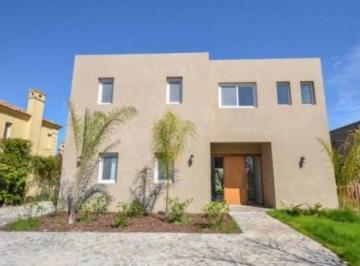 Casa · 277m² · 4 Dormitorios · Excelente E Impecable Casa en Lote Interno!