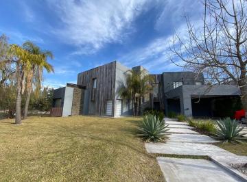 Casa · 350m² · 4 Dormitorios · 2 Cocheras · Casa - Cabos del Lago
