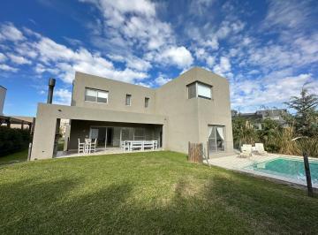 Casa · 212m² · 7 Ambientes · Excelente Casa en Lote Interno!