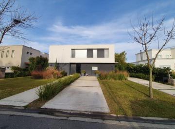Casa · 230m² · 4 Dormitorios · Excelente Casa en Lote Interno!