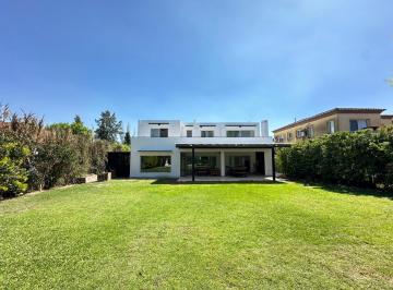 Casa · 290m² · 7 Ambientes · 1 Cochera · Excelente Casa en Lote Interno y Cerca de La Entrada!