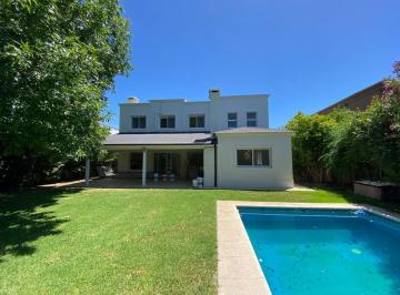 Casa · 317m² · 8 Ambientes · 1 Cochera · Casa - Santa Barbara