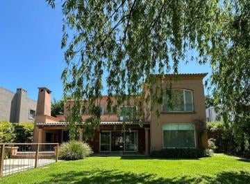 Casa · 350m² · 8 Ambientes · Casa - Santa Barbara