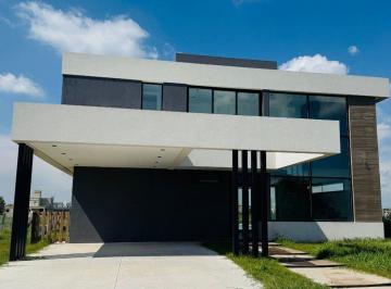 Casa · 165m² · 5 Ambientes · 4 Cocheras · Venta Casa 5 Ambientes en Magallanes Hudson