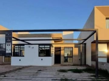 Casa · 100m² · 3 Ambientes · 1 Cochera · Casa en Venta - 2 Dorm. 2 Baños - 100 m² - Córdoba