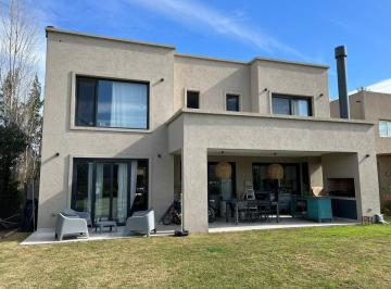 Casa · 180m² · 5 Ambientes · 2 Cocheras · Casa Alquiler La Comarca Tigre 5 Ambientes