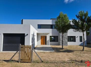 Casa · 307m² · 5 Dormitorios · 1 Cochera · Casa en Venta - Barrio Nayades - a Estrenar - Ideal Vivienda