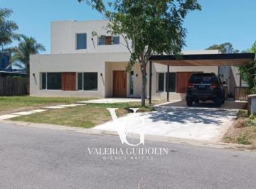 Casa · 225m² · 6 Ambientes · 2 Cocheras · Casa en Barrio San Matias