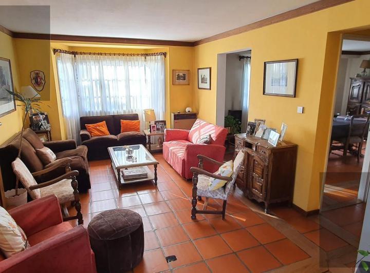 Casa · 260m² · 6 Ambientes · 1 Cochera