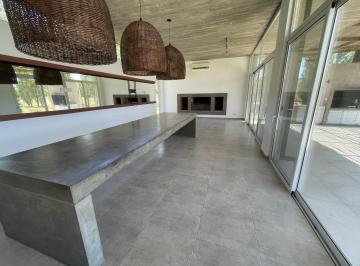 Casa · 197m² · 4 Ambientes · 2 Cocheras · Casa - Venta/alquiler - Carlos Keen