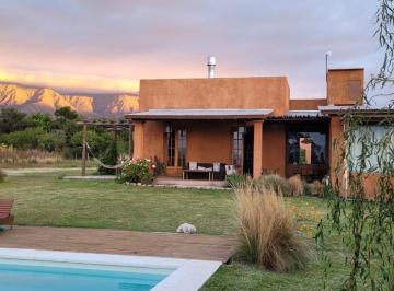 Casa y vistas · Espectacular Propiedad en Nono con Piscina y Vistas Únicas