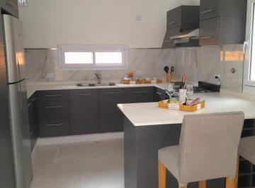 Casa · 47m² · 2 Ambientes · 2 Cocheras · Alquiler de Casa 2 Ambientes, Barrio Parque Irizar