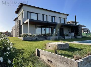 Casa · 430m² · 5 Dormitorios · 2 Cocheras · Casa Sobre La Laguna en Pilará La Calesa | Mallmann Propiedades