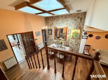 Casa · 225m² · 6 Ambientes · 1 Cochera · Casa en Venta - 5 Dorm. 3 Baños - Cochera - 302 m² - La Plata