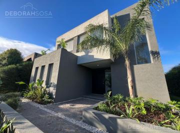 Casa · 210m² · 6 Ambientes · 2 Cocheras · Casa en Alquiler Barrio Castaños Nordelta Pileta 3 Habitacio