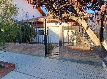 Casa · 271m² · 11 Ambientes · 2 Cocheras · Venta: Casa 2 Dormit + Departam. 1 Dormit + Monoambiente - Zona Paseo Patagonia - Neuquen Capital