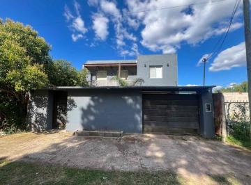 Casa · 220m² · 4 Ambientes · 1 Cochera · 4 Ambientes Quincho Parrilla Pileta Jardin