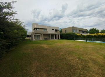 Casa · 258m² · 8 Ambientes · 3 Cocheras · Casa de Categoría en Altos de La Ribera - Alquiler