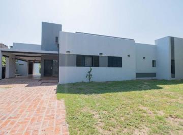 Casa · 251m² · 5 Ambientes · 2 Cocheras · Casa en Venta de 3 Dorm Cochera Patio y Pileta