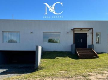 Casa · 180m² · 5 Ambientes · 2 Cocheras · Casa en Alquiler en Deportiva I, con Psicina, Equipada Para 8/10 Personas