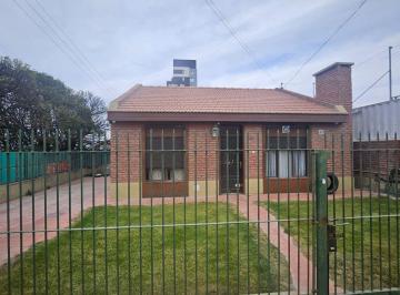 Casa · 110m² · 5 Ambientes · 1 Cochera · Casa en Esquina Necochea y Alvear - Centro