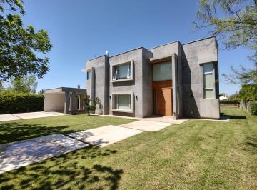 Casa · 300m² · 6 Ambientes · 2 Cocheras · Casa en Venta - Barrio Privado - Vistalba - Luján