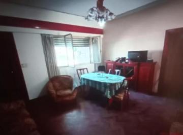Casa · 110m² · 4 Ambientes · Casa en Venta - 3 Dorm. 2 Baños - Cochera - Mataderos