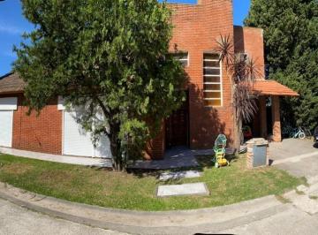 Casa · 128m² · 5 Ambientes · 3 Cocheras · Casa en Venta - 3 Dorm. 3 Baños - 128 m² - Country Club El Venado I, Esteban Echeverría
