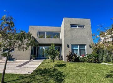 Casa · 240m² · 5 Ambientes · 1 Cochera · Casa Alquiler de 3 Dorm. en Altos de Campo Grande