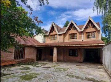 Casa · 217m² · 5 Ambientes · 3 Cocheras · Casa en Venta - 4 Dorm. 4 Baños - 937 Md2 - Tortuguitas