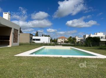 Casa · 800m² · 5 Ambientes · 2 Cocheras · Venta Casa 5 Ambientes a Estrenar con Piscina y Cocheras