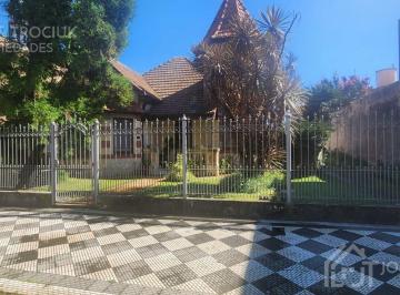 Casa · 260m² · 6 Ambientes · 4 Cocheras · Exclusivo Chalet de Diseño en Amplio Lote Doble