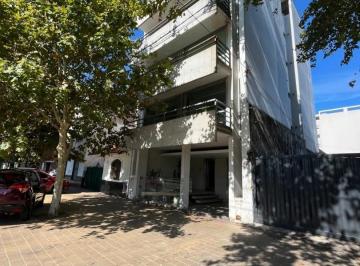 Departamento · 100m² · 3 Ambientes · 1 Cochera · Piso de Categoria Dos Dorm.