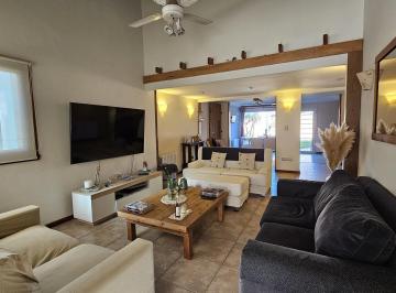 Casa · 296m² · 5 Ambientes · 1 Cochera · Venta / Excelente Casa / Parque / Barrio Constitucion