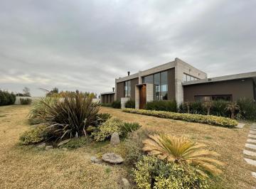 Casa · 270m² · 7 Ambientes · 1 Cochera · Importante Casa Sobre Av Botta Al 2600, Periferia Cañuelas