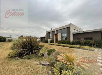 Casa · 270m² · 7 Ambientes · 1 Cochera · Importante Casa Sobre Av Botta Al 2600, Periferia Cañuelas