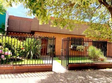 Casa · 130m² · 3 Ambientes · 3 Cocheras · Casa en Venta - 2 Dorm. 1 Baño - Cochera - 338 m² - Haedo