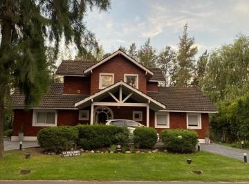 Casa · 350m² · 5 Ambientes · Casa en Alquiler - 4 Dorm. 4 Baños - 800 m² - Canning