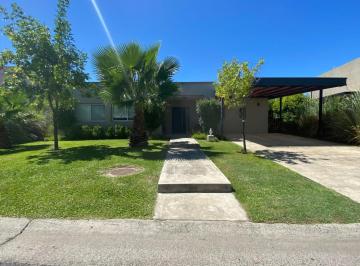 Casa · 165m² · 5 Ambientes · Casa en Venta - 3 Dorm. 3 Baños - 807 m² - Dique Luján