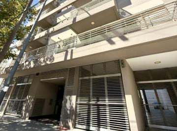 Entrada edificio · Excelente 2 Amb con Balcón y Cocina Independiente