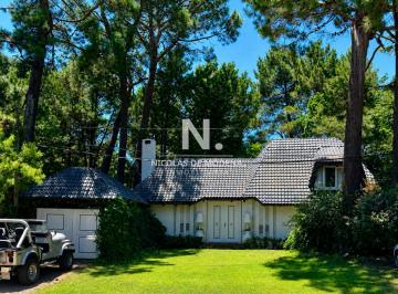 Foto1 · Chalet de 4 Dorm., Piscina y Parrillero en Venta, Zona Tranquila. Punta del Este.