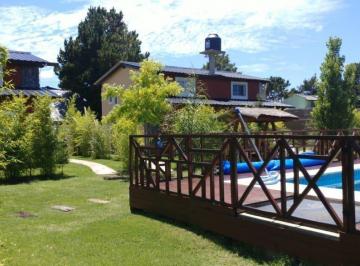 Casa · 3 Ambientes · 1 Cochera · Complejo de 4 Casas con Pileta