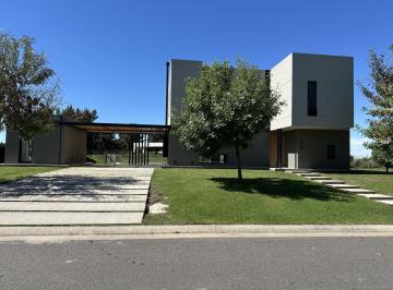 Casa · 171m² · 5 Ambientes · 2 Cocheras · Casa a Estrenar en Barrio El Cazal (Barrio Nautico)