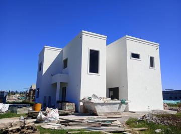 Casa · 254m² · 5 Ambientes · 1 Cochera · Casa a Estrenar en Barrio Privado Monet, Campana