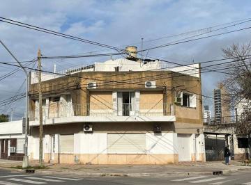 Casa · 230m² · 5 Ambientes · 2 Cocheras · Se Vende Casa con Local Comercial y 2 Cocheras